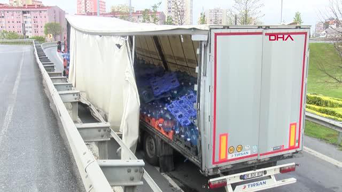 Bakırköy D-100 Yolunda TIR Kazası: Yüzlerce Damacana Yola Saçıldı