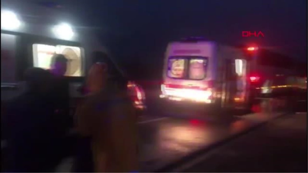 Balıkesir\'de tur otobüsü TIR\'a çarptı: 32 öğrenci ve sürücü yaralandı