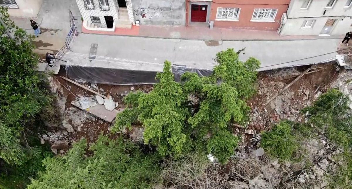 Beyoğlu\'nda İstinat Duvarı Çöktü, Binalar Boşaltıldı