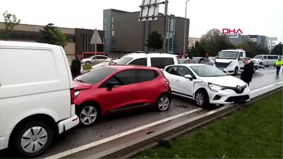 Bursa\'da Yağışlı Hava Zincirleme Kaza Yarattı: 2 Yaralı