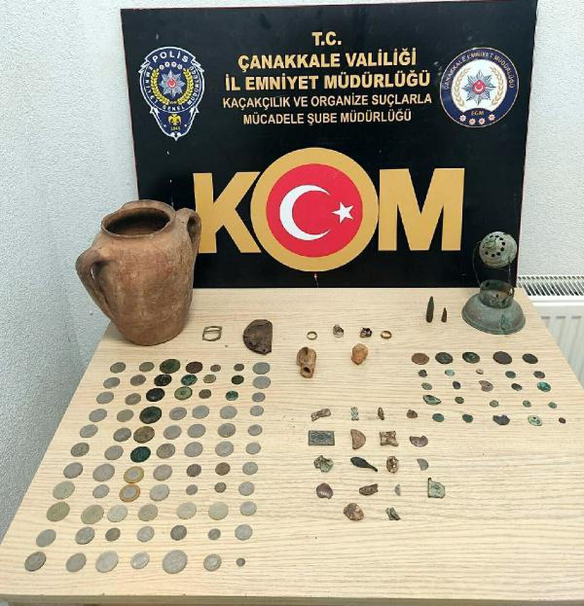 Çanakkale\'de tarihi eser operasyonu: 102 sikke ve birçok obje ele geçirildi