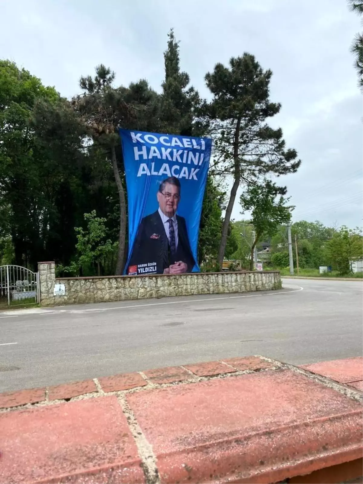 CHP Milletvekili Adayının Seçim Afişi Mezarlıkta Asıldı