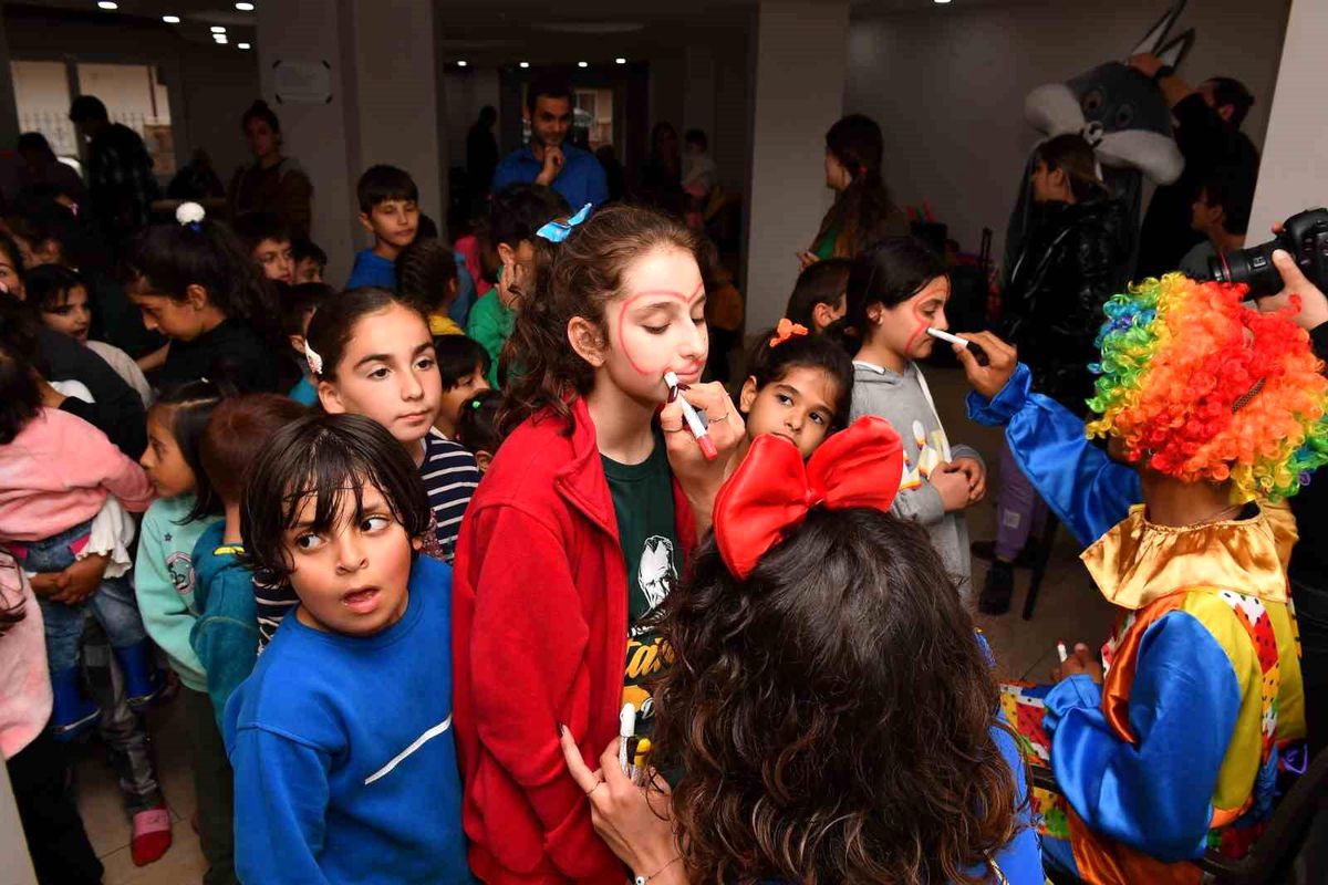 Mersin Büyükşehir Belediyesi, depremzedeler için çocuk etkinlikleri düzenliyor