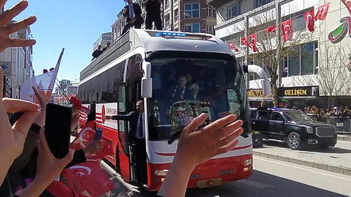 Cumhurbaşkanı Erdoğan Vanda Karanfillerle Karşılandı