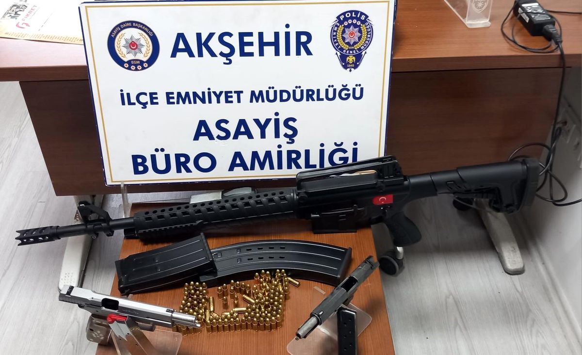 Akşehir\'de yapılan aramada ruhsatsız silahlar ele geçirildi