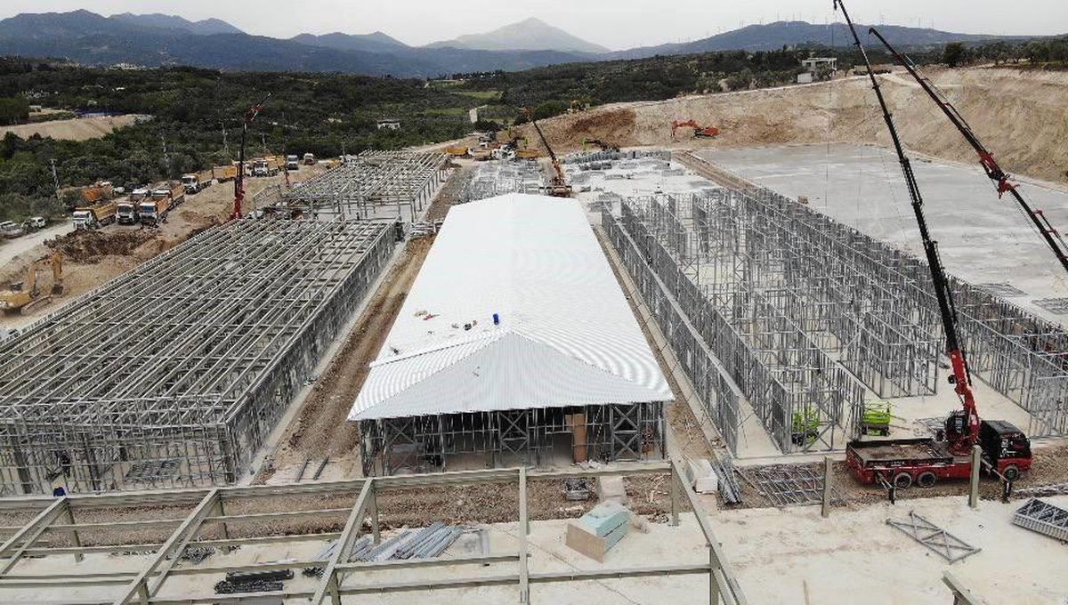 Hatay\'da Defne Devlet Hastanesi çatı kapama çalışmaları hızla ilerliyor