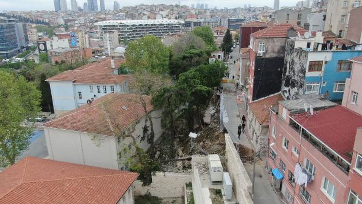 / Havadan fotoğraflarla / Beyoğlu\'nda istinat duvarı okulun bahçesine çöktü, 3 bina boşaltılarak mühürlendi