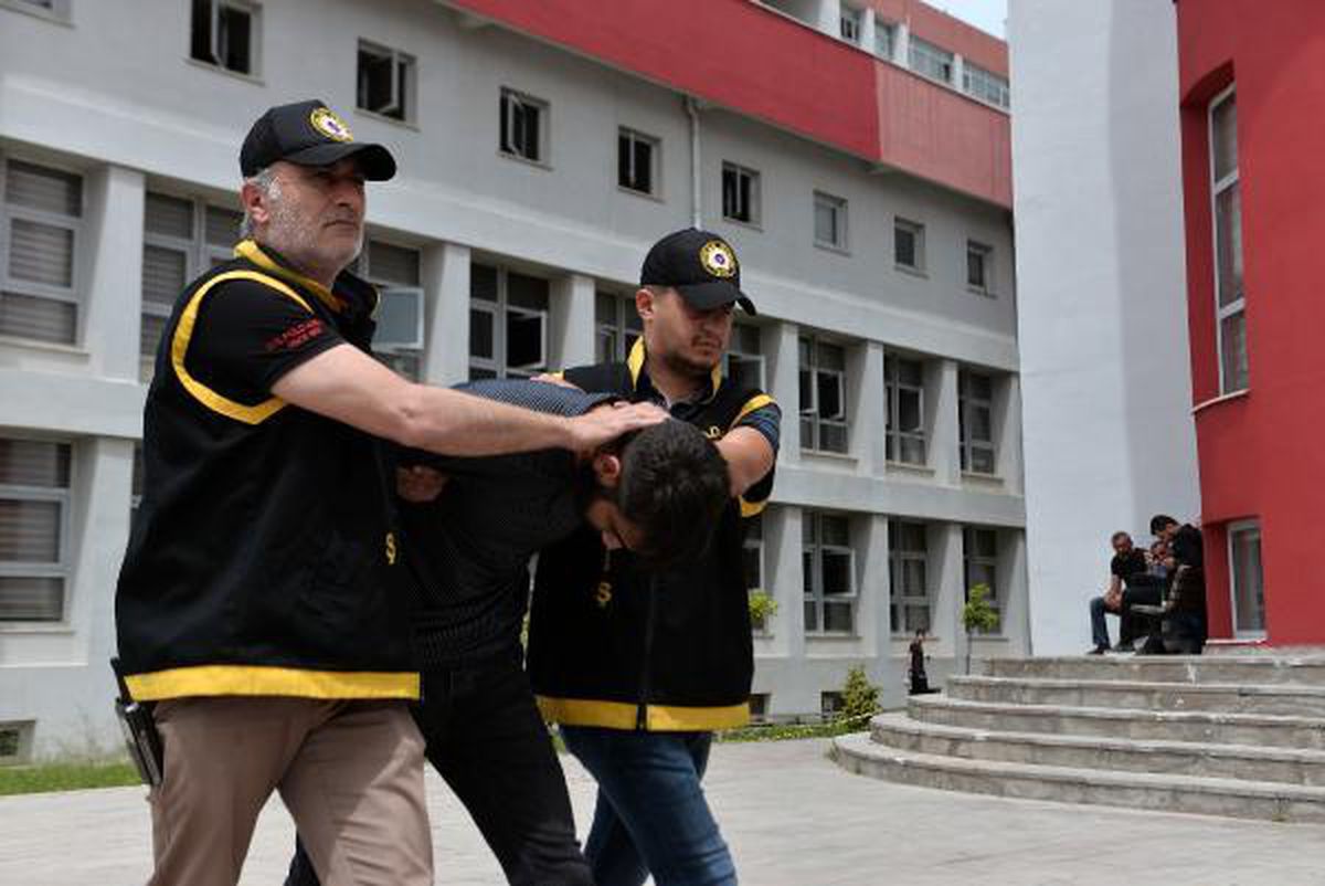 Adana\'da şantiye bekçisi bıçaklandı, AK Parti seçim bürosuna sığındı