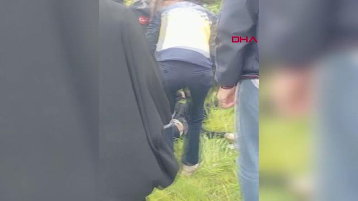 Arnavutköy\'de İETT durağına otomobil çarptı: 2 yaralı
