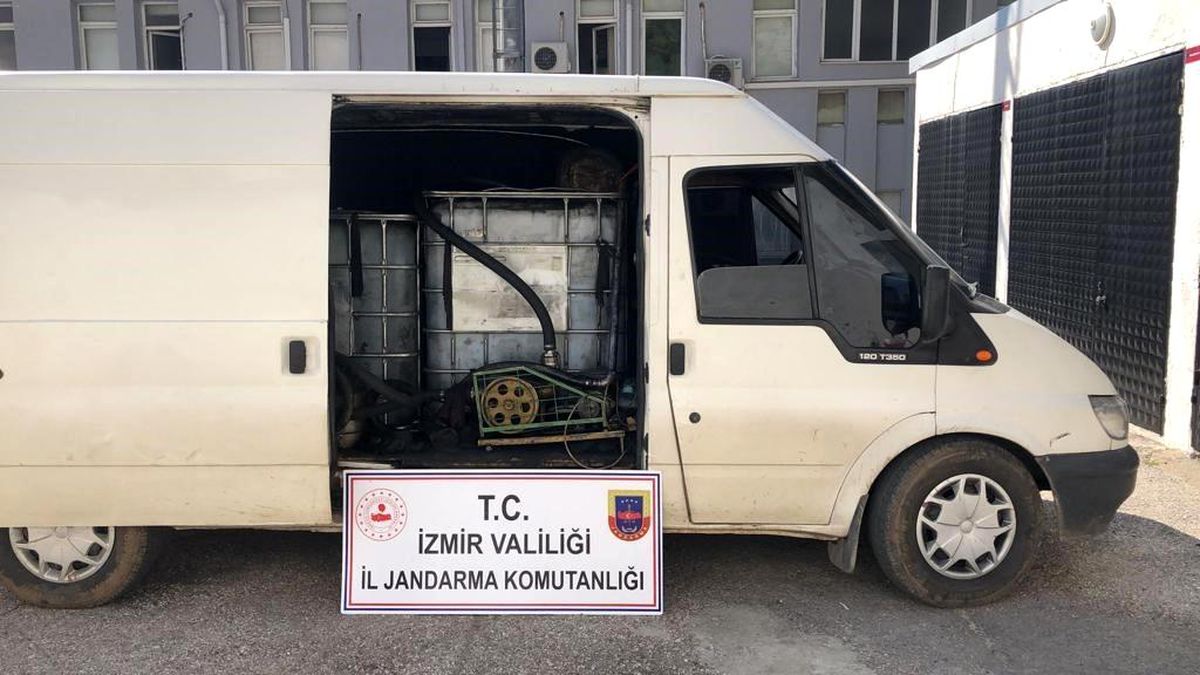 İzmir\'de Jandarma, Atık Yağ İle Yakaladığı 2 Kişiyi Gözaltına Aldı