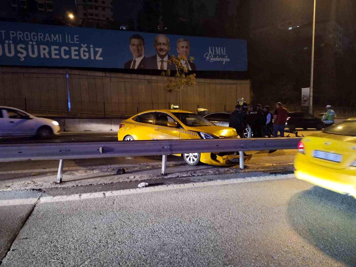 Kadıköy\'de Zincirleme Trafik Kazası: 2 Yaralı