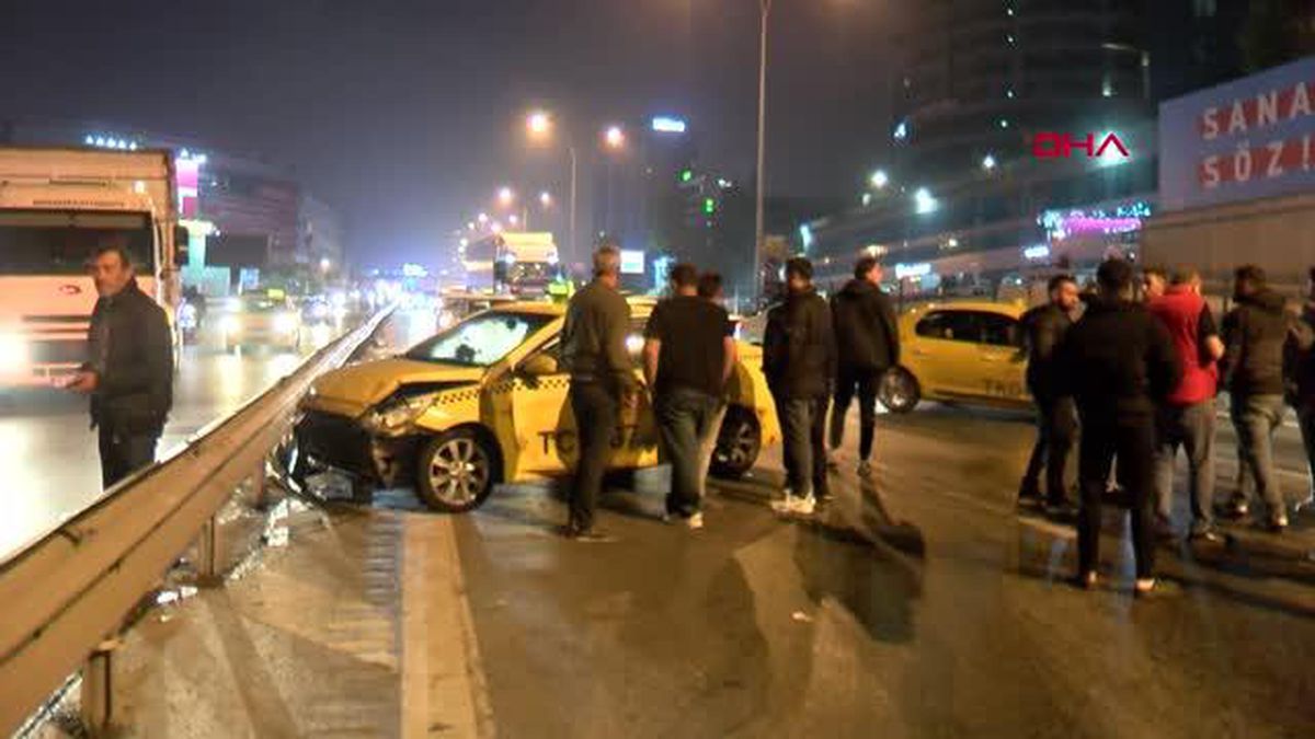 Kadıköy D-100\'de Zincirleme Kaza: 2 Kişi Yaralandı