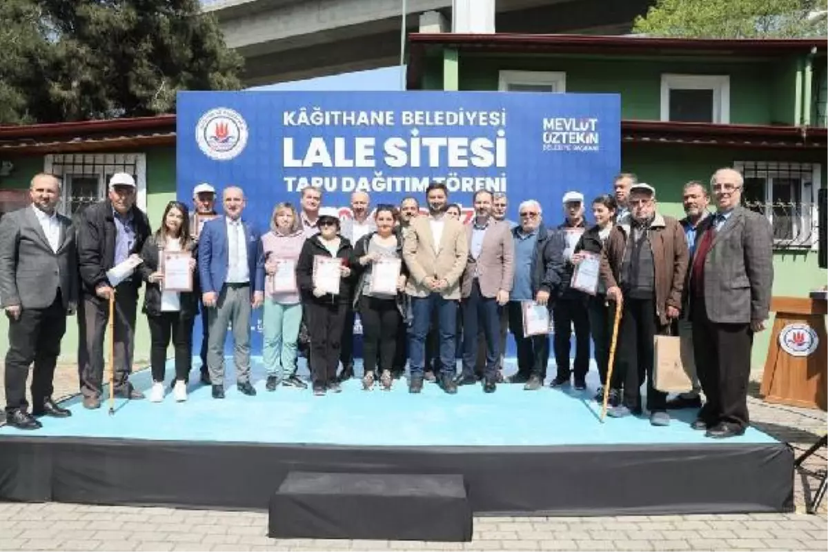 Kağıthane\'de Lale Sitesi sakinlerine tapuları teslim edildi