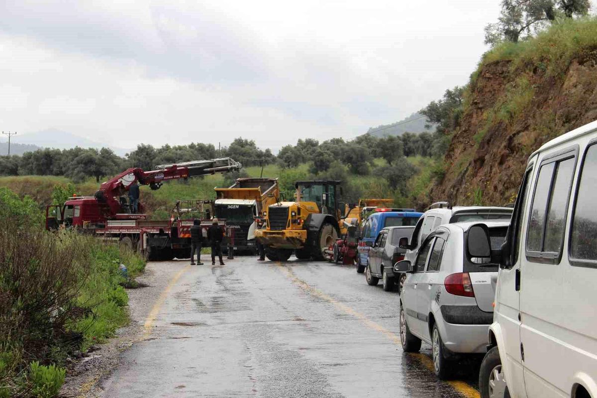 Köşk-Başçayır Yolunda Kaza: Binlerce Kişi Uzun Süre Yolda Kaldı
