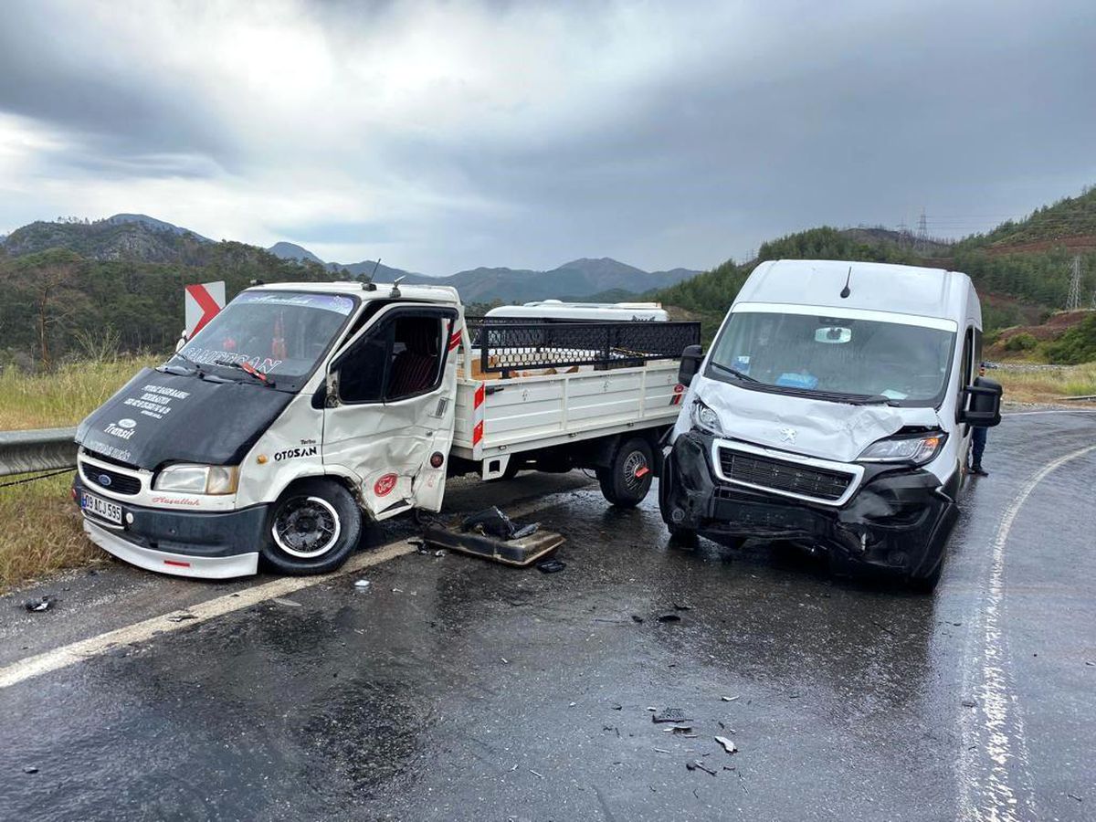 Marmaris\'te Kamyonet Minibüse Çarptı: 2 Yaralı