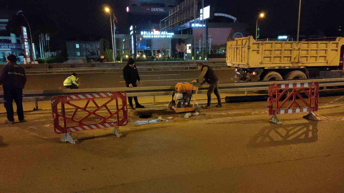 Kocaeli\'de Kanalizasyon Nedeniyle Yol Çöktü