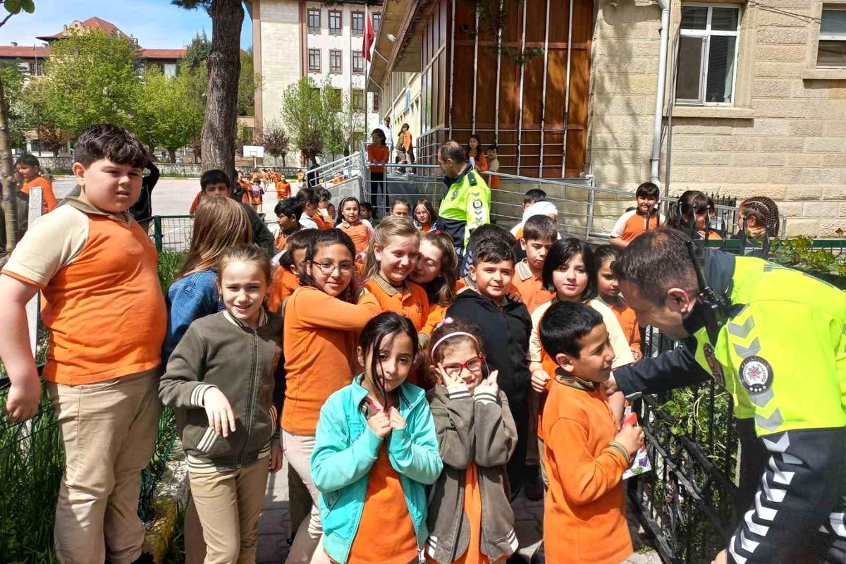 Kastamonu İl Emniyet Müdürlüğü, 145 öğrenciye temel trafik eğitimi verdi