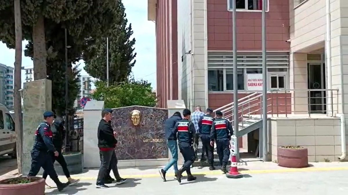 İzmir\'de Jandarma İstihbarat Görevlisi Rolü Oynayan 4 Kişi Yakalandı