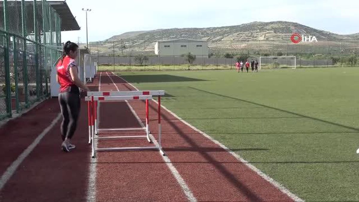 Kilisli Atlet Futbol Sahasında Antrenman Yaparak Cirit Atmada Türkiye Şampiyonu Oldu