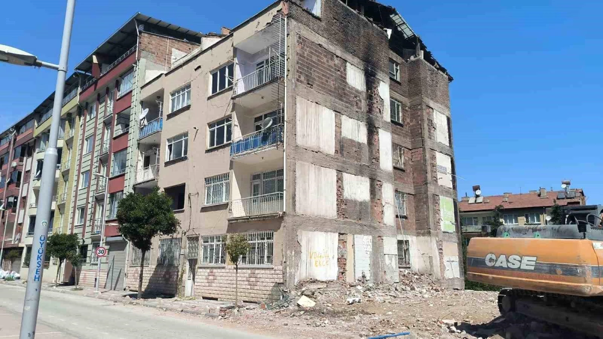 Kahramanmaraş\'ta Deprem Sonrası Yıkılacak Konutların Yıkımı Devam Ediyor