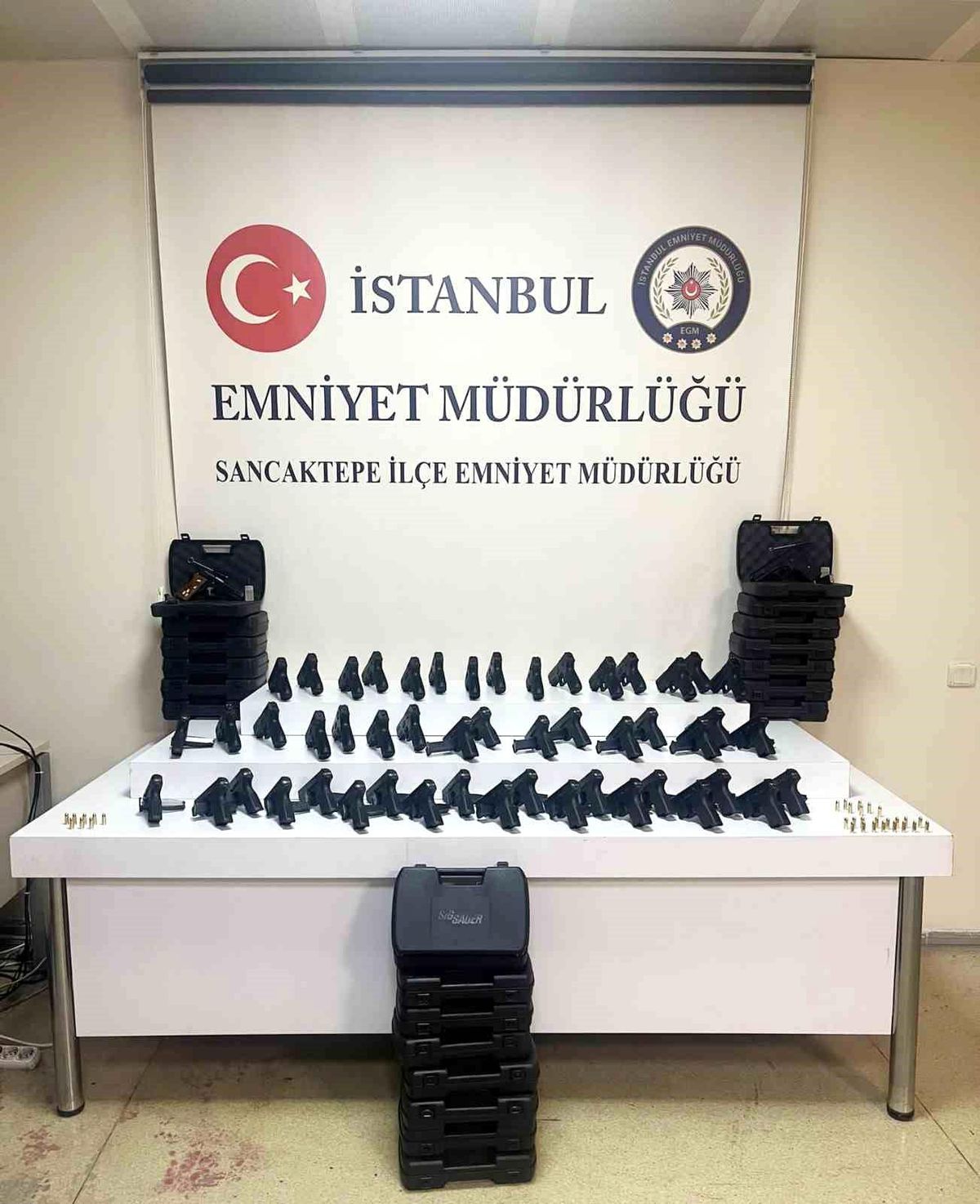 İstanbul\'da 52 silah ele geçirildi, 6 kişi gözaltına alındı