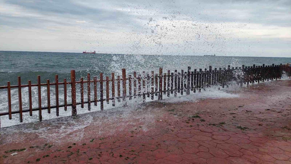 Marmara Denizinde Poyraz Sebebiyle Gemi Trafiği Olumsuz Etkilendi