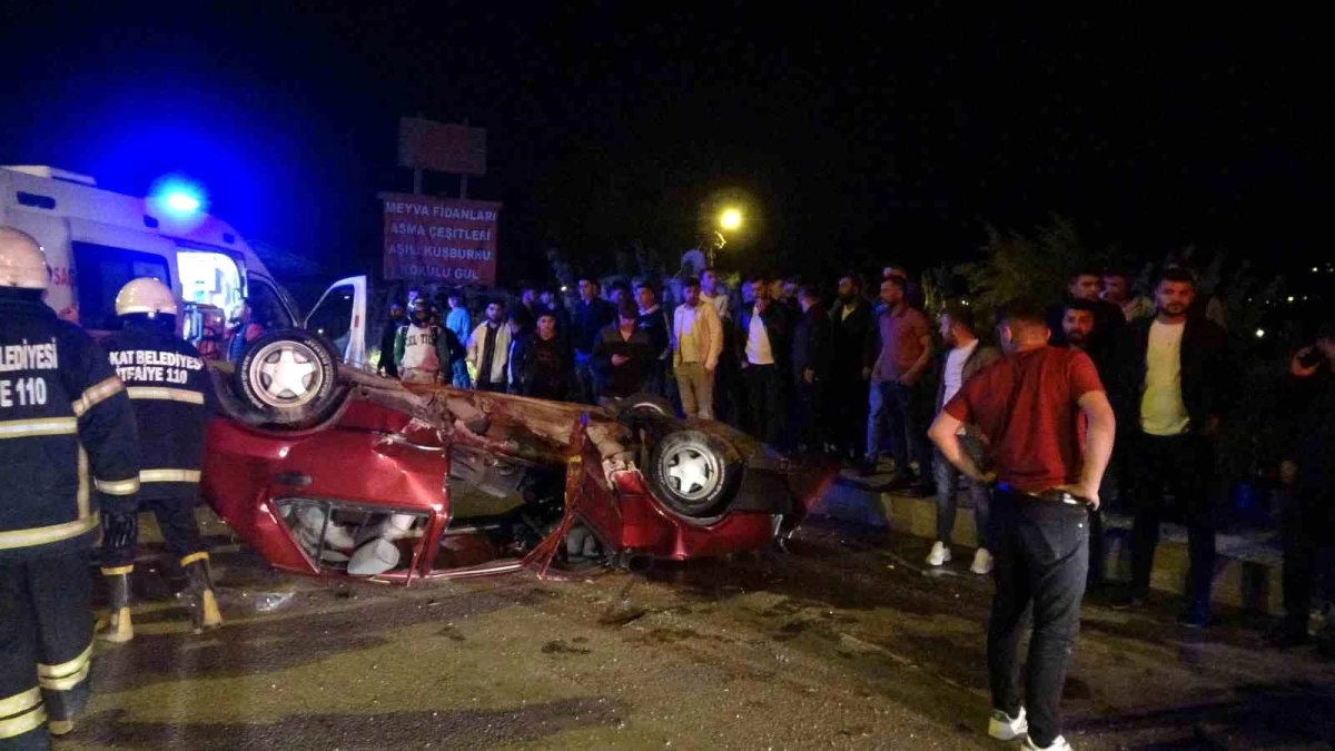 Tokatta kaza sonucu takla atan araç vatandaşlar tarafından çekiciye yüklenerek kaldırıldı