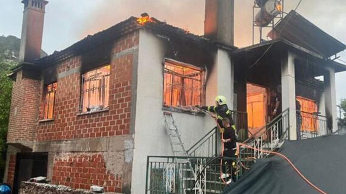 Evde oluşan yangında anne ile oğlu ölürken 2 kişi yaralandı