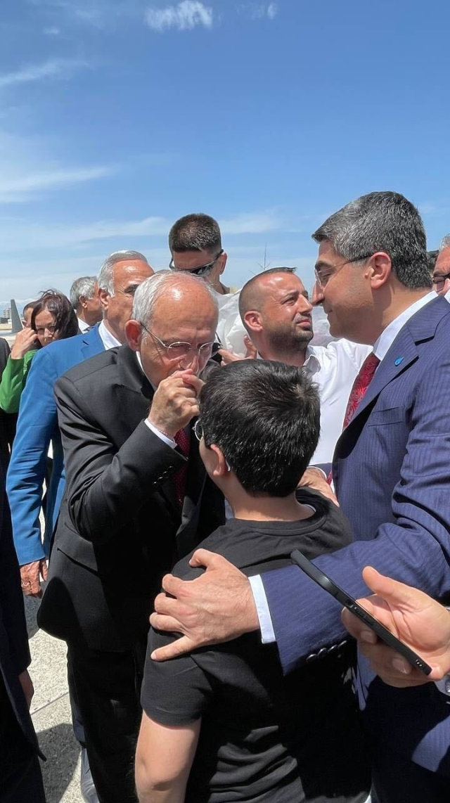Miting için Mersin'e giden Kılıçdaroğlu'nu CHP milletvekili adayı Mehmet Emin Ekmen karşıladı