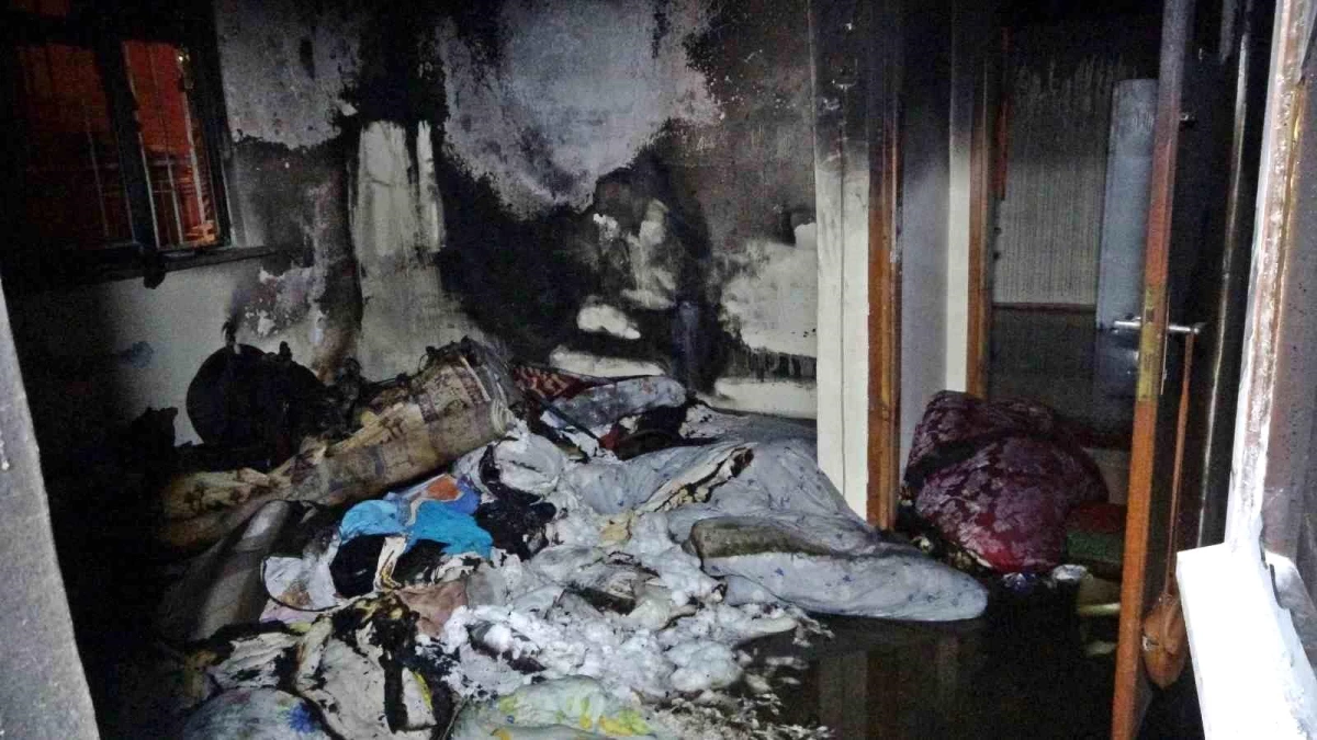 Antalya\'da Müstakil Evde Yangın: İki Kişi Dumandan Etkilendi, Muhabbet Kuşu Telef Oldu