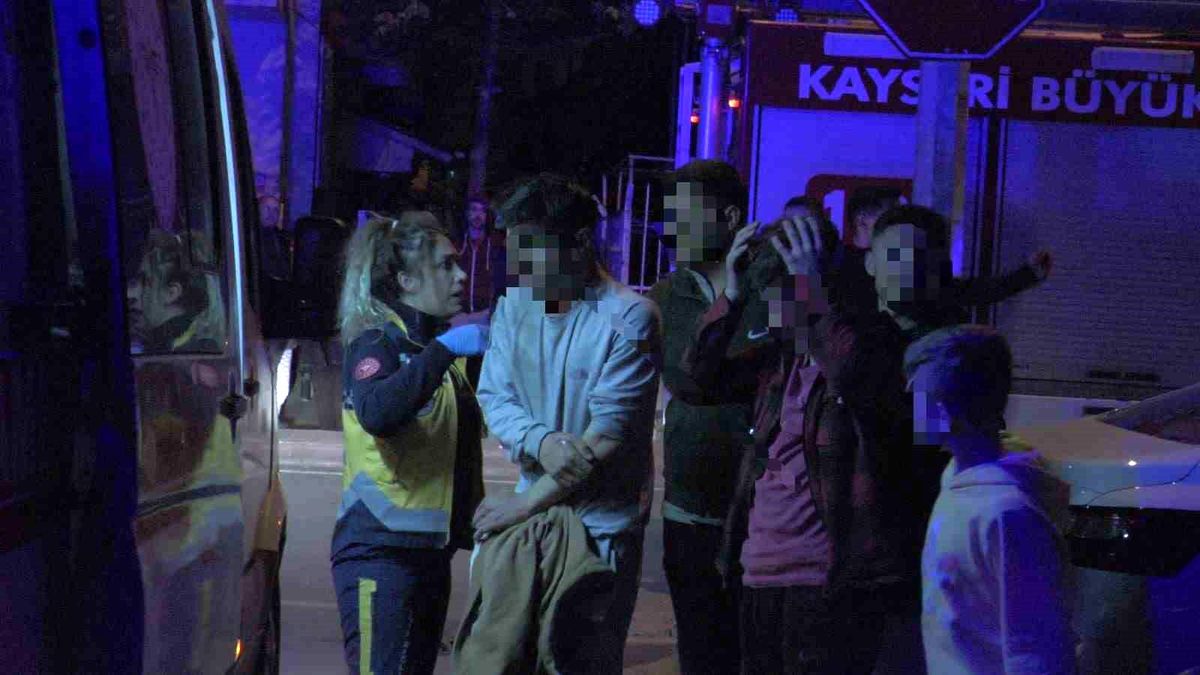 Kayseri\'de park halindeki otomobilde patlama: 3 yaralı