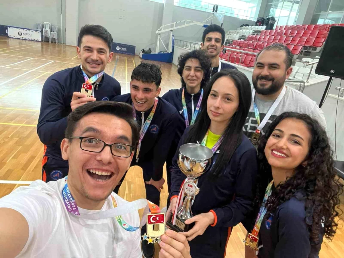 Akdeniz Üniversitesi Badminton Takımı Üniversiteler Arası Türkiye Şampiyonasında 1. oldu