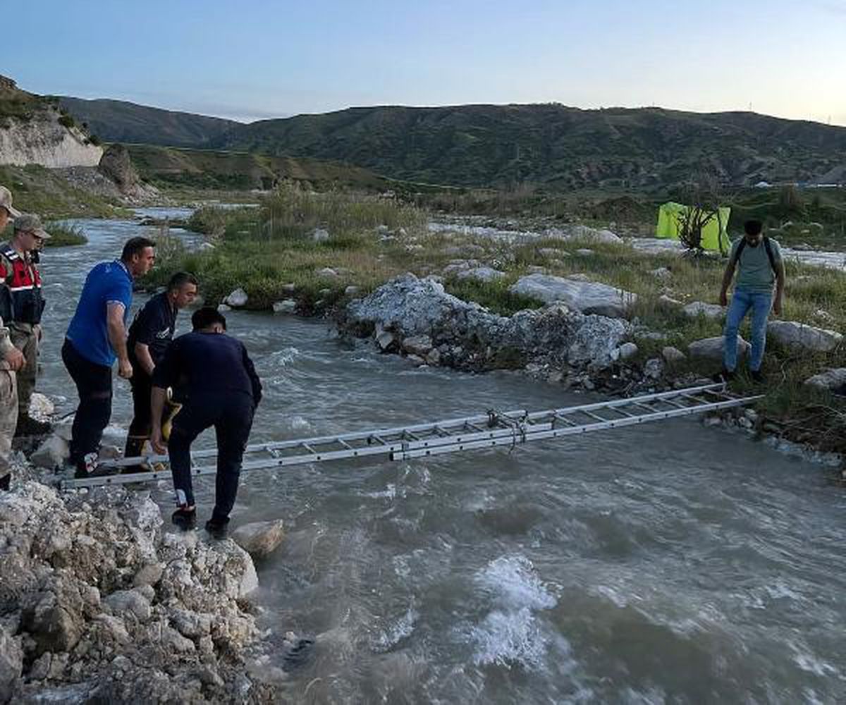 Siirt\'te Başur Çayı\'nda mahsur kalan 2 kişi kurtarıldı