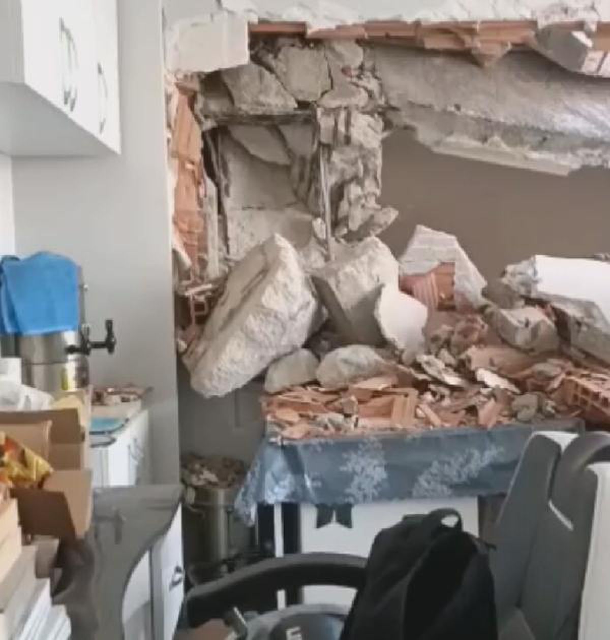 Silivri\'de kentsel dönüşüm çalışması sırasında berber dükkanının duvarı delindi