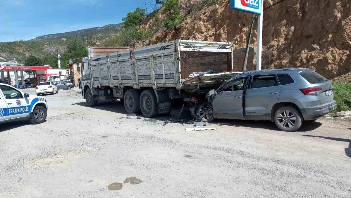 Sivas\'ta Otomobil Kamyonun Altına Girdi: 1 Çocuk 5 Kişi Yaralandı
