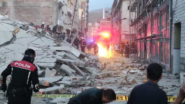 Son Dakika: Malatya'da 4 katlı bina çöktü! Hurda toplamak için içeri giren 4 kişiden biri enkaz altında