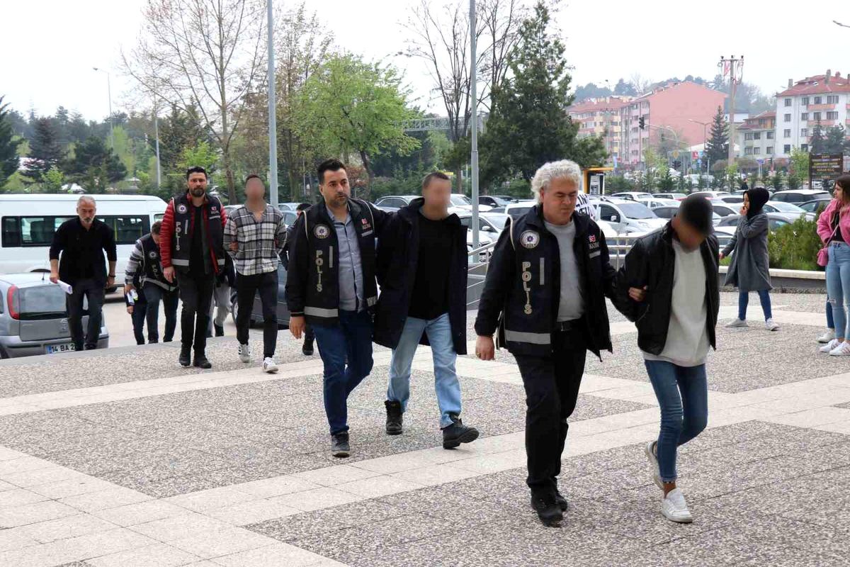 Boluda Silah ve Kesici Aletlerle Vatandaşları Tehdit Eden 4 Şüpheli Yakalandı
