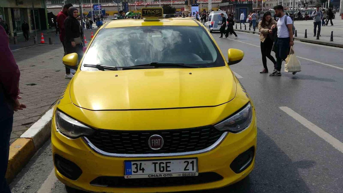 Taksim Meydanında Ticari Taksi Denetimi: Muşta Bulunan Şoför Gözaltına Alındı