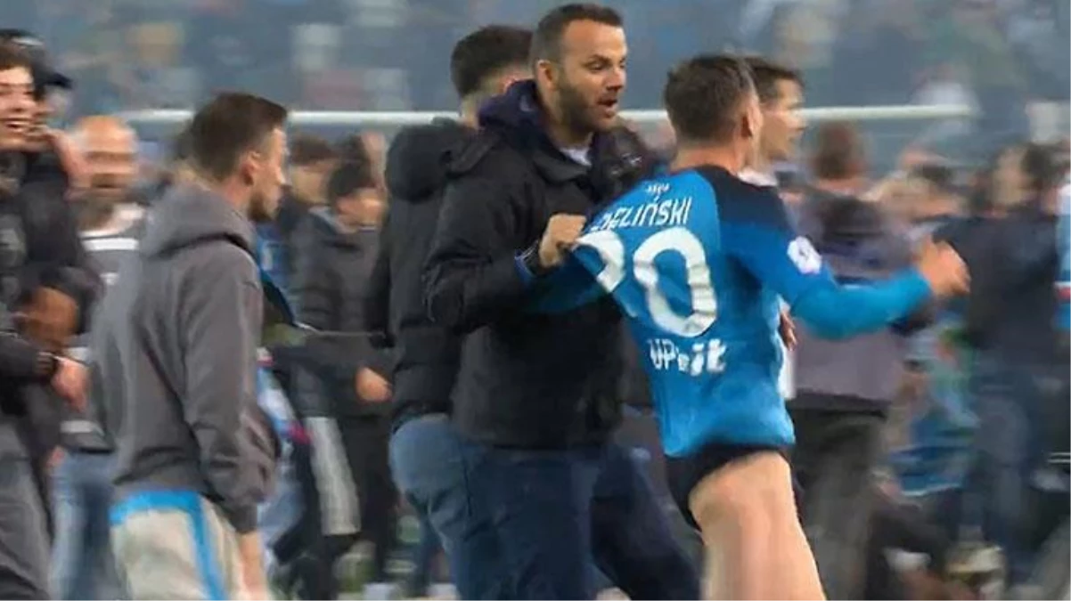 Tarihi şampiyonluğun ardından sahaya inen bir grup taraftar, Napoli\'nin yıldız futbolcusu Zielinski\'nin şortunu çıkarıp aldı