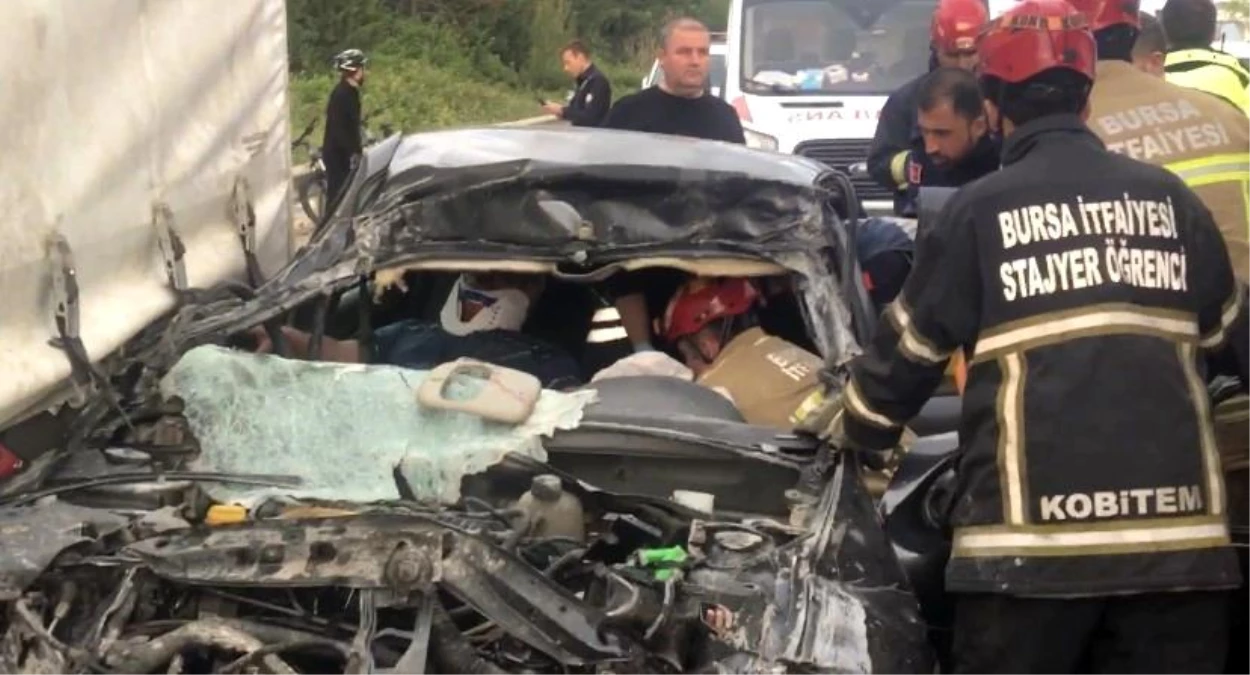 Bursa\'da Otomobil Tırın Altına Girdi: 1 Ölü, 2 Yaralı