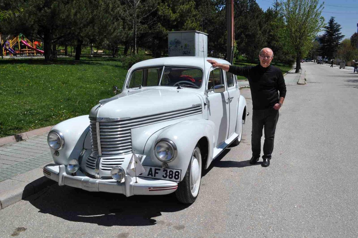 Eskişehir\'de Antika Meraklısı 1950 Model Arabasını Yeniden Yollara Döndürdü
