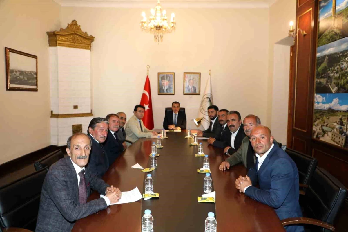 Kars Valisi ve Belediye Başkan Vekili Türker Öksüz, Muhtarlarla Buluştu