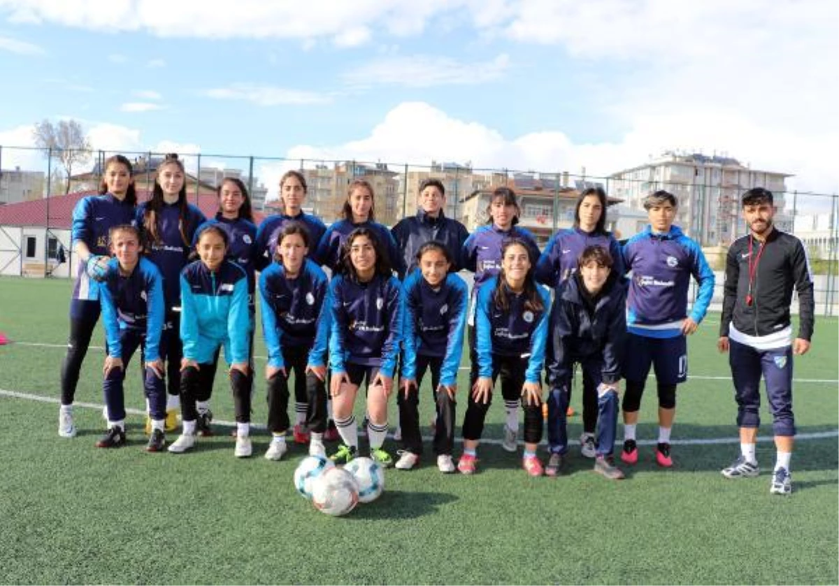 Van\'da kurulan kadın futbol takımı şampiyon oldu