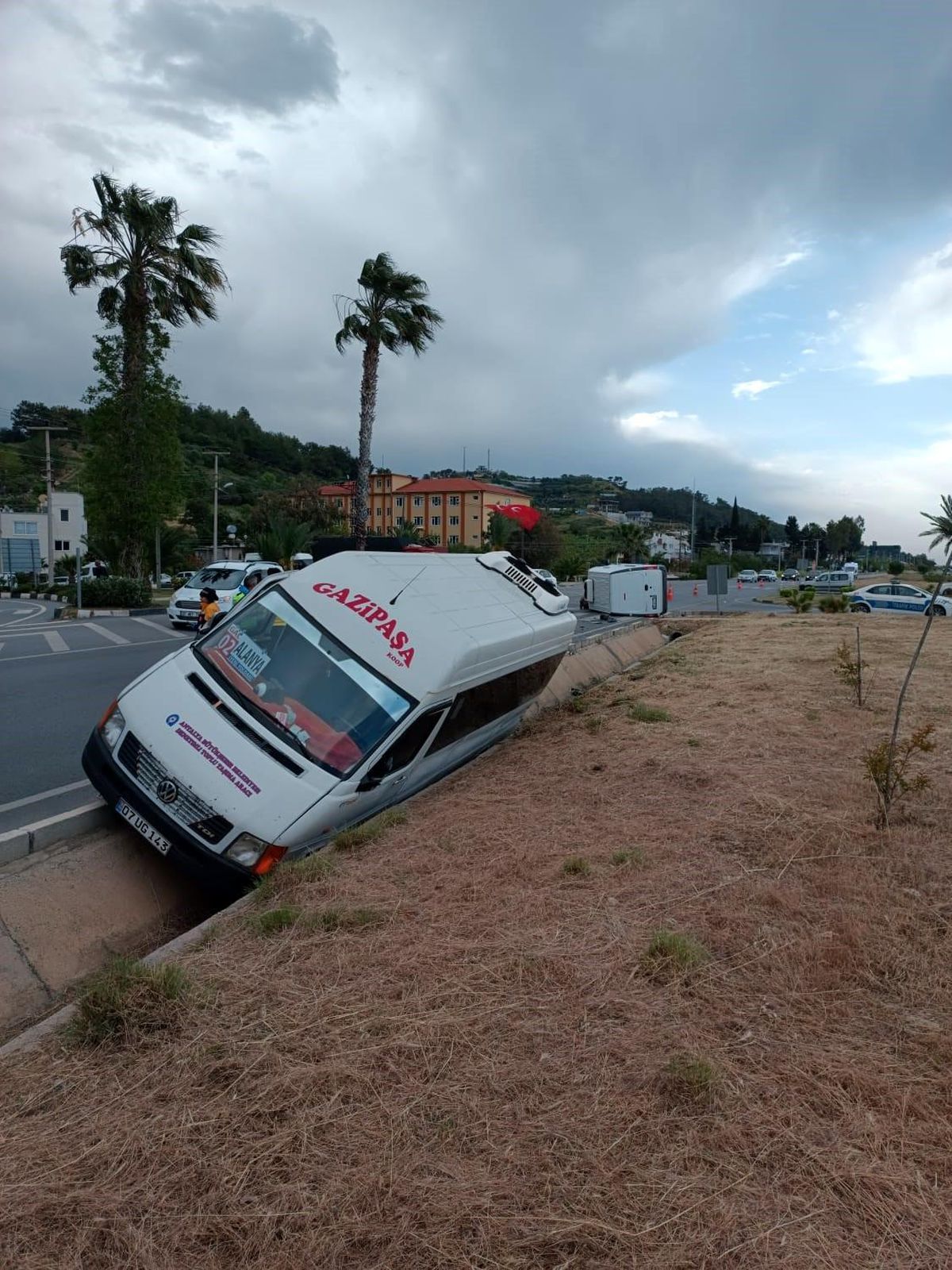 Alanya\'da Minibüs ve Kamyonet Çarpıştı: 9 Yaralı