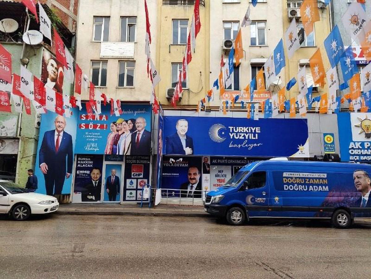 CHP Seçim Bürosuna AK Parti Oyuncaklı Giren Çocuk Üzerine Çay Dökülerek Yakıldı