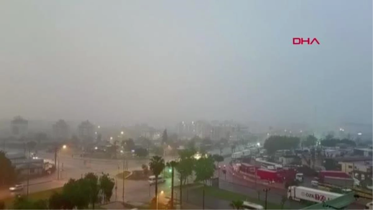 Antalya\'da Sağanak Yağış Hayatı Olumsuz Etkiledi
