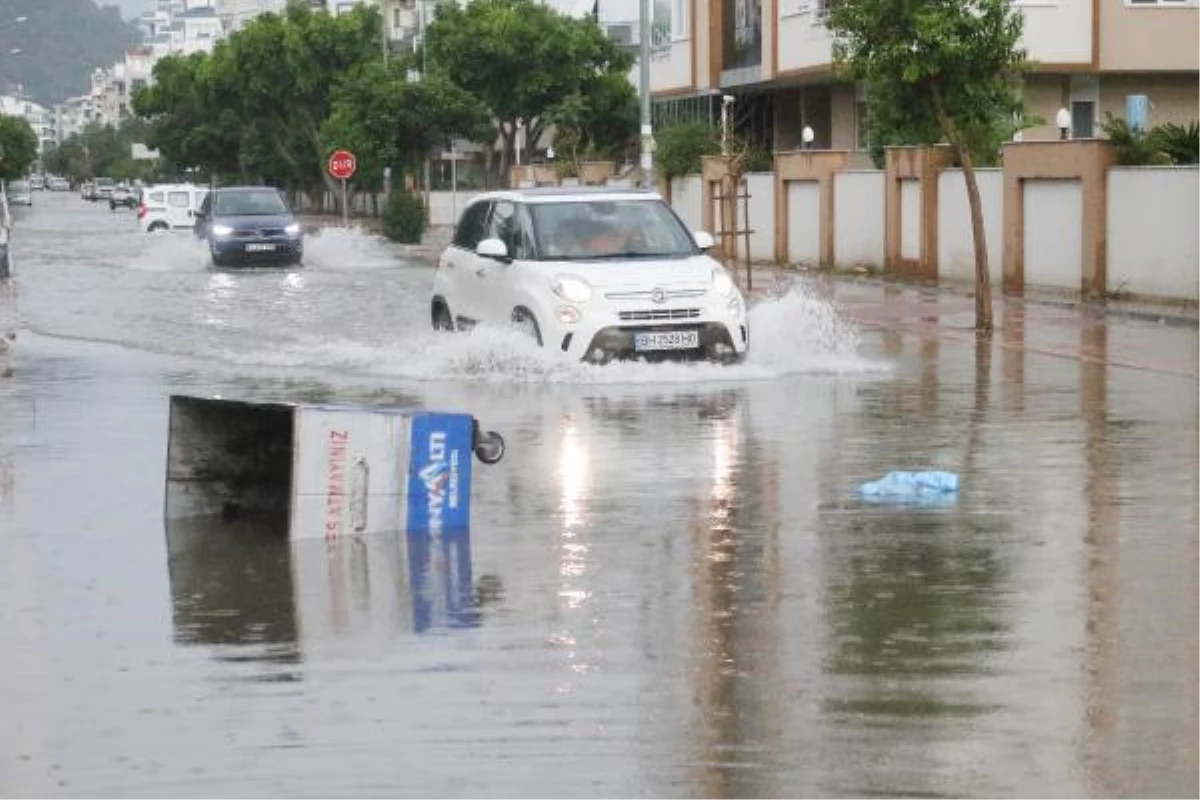 Antalya\'da Sağanak Yağış Yolları Felç Etti