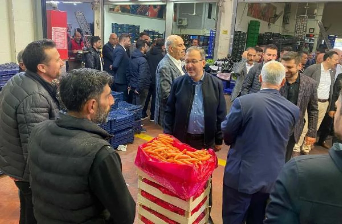 Gençlik ve Spor Bakanı Mehmet Muharrem Kasapoğlu İzmir Meyve ve Sebze Hali\'ni ziyaret etti