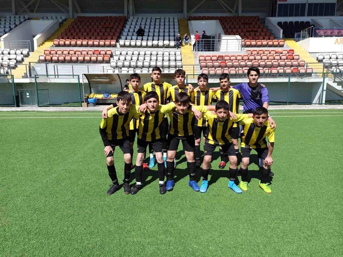 Bayburt Ortaokulu Futbol Takımı Bölge Şampiyonu Oldu