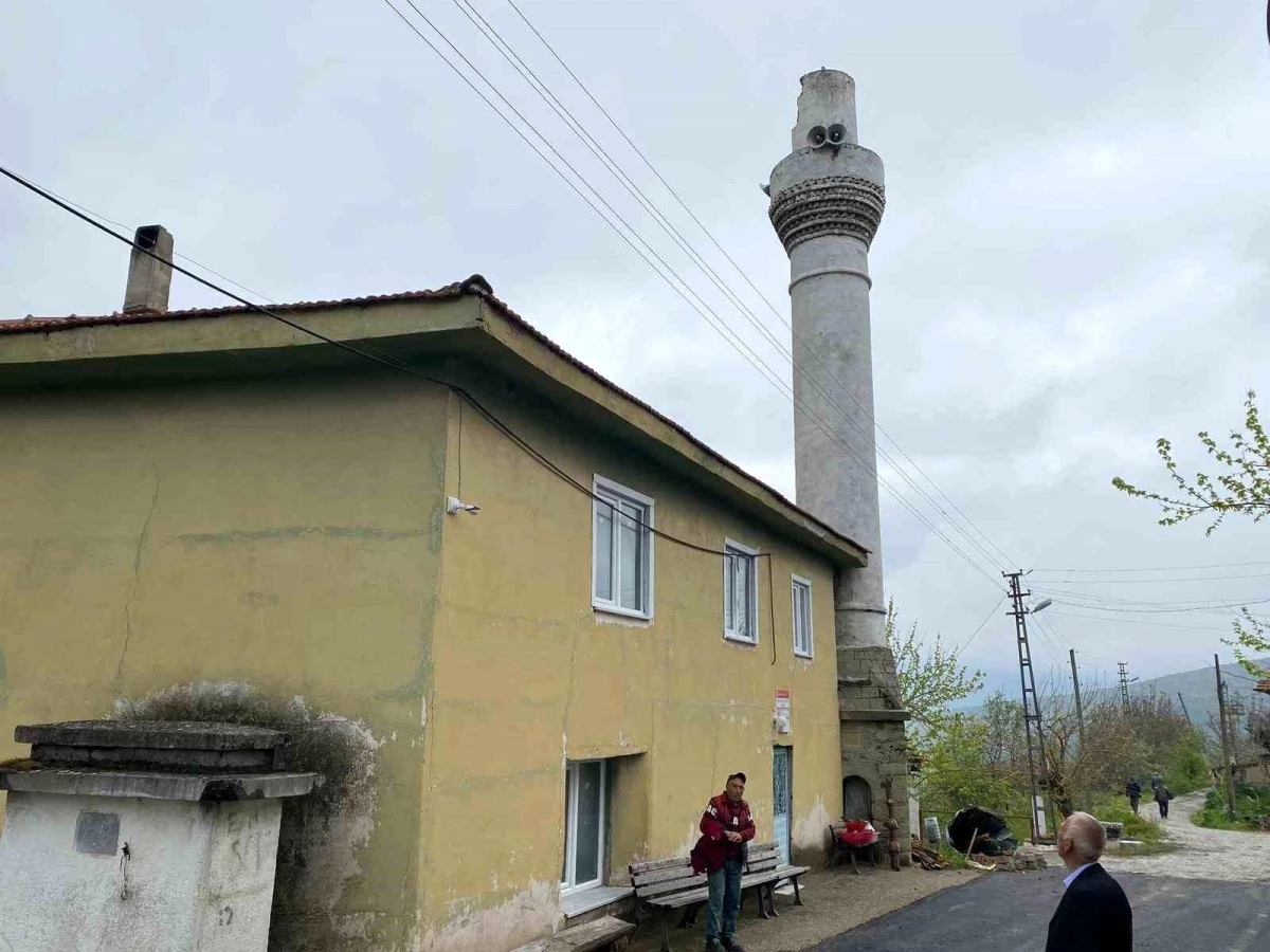 Bilecik\'te Köy Camisinin Minaresi Yıldırım Düşmesi Sonucu Zarar Gördü